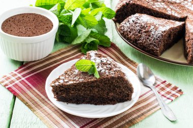 Ev yapımı çikolatalı kek, çikolatalı tatlı ve nane 