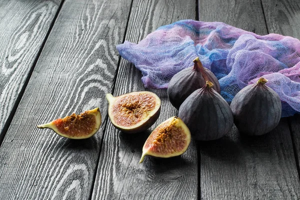 Higos frescos maduros sobre fondo de madera oscura —  Fotos de Stock