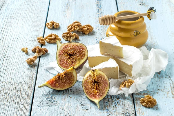 Camembert cheese, ripe figs, honey and walnuts — Stock Photo, Image