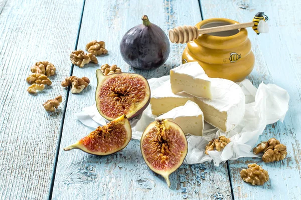 Camembert cheese, ripe figs, honey and walnuts — Stock Photo, Image