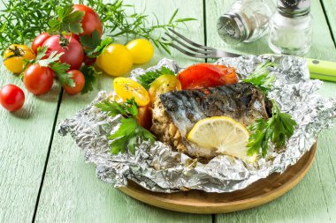 Folyo domatesli fırında uskumru 