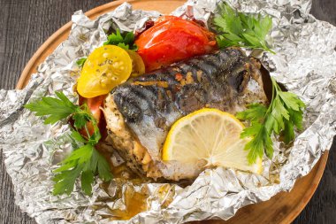 Folyo domatesli fırında uskumru 