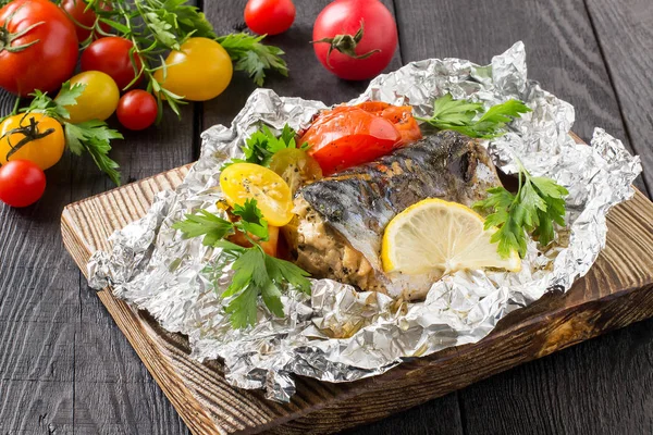 Mackerel baked with tomatoes in foil — Stock Photo, Image