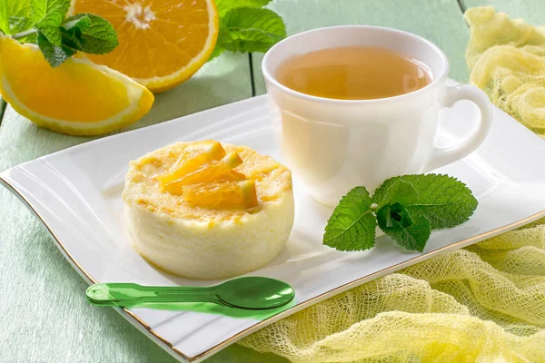 Delicado postre de naranja y té en taza — Foto de Stock