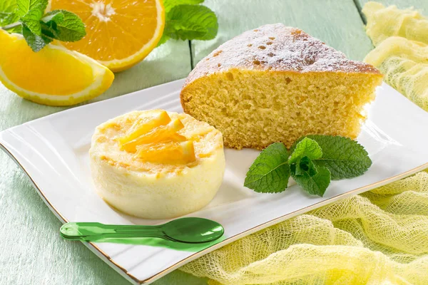 Апельсиновый пирог и нежный апельсиновый десерт — стоковое фото