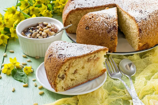 Tarta casera con ricotta, malvavisco, pasas y banano desse —  Fotos de Stock