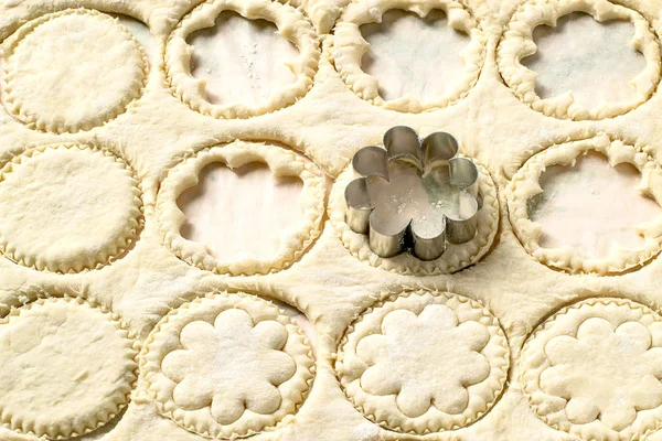 De la masa extendida cortan las galletas figuradas —  Fotos de Stock