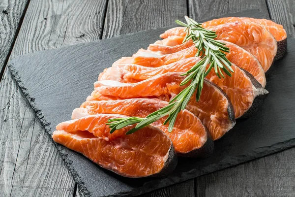 Salmone fresco affettato su bistecche — Foto Stock