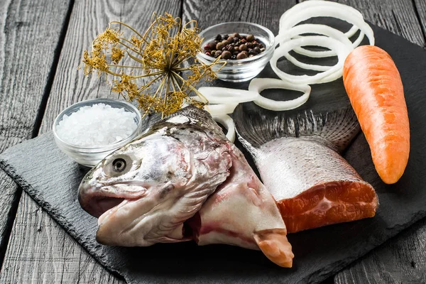 Υλικά για το ζωμό ψαριού από σολομό — Φωτογραφία Αρχείου