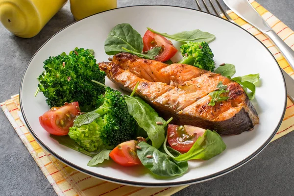 Steak de saumon et légumes grillés — Photo