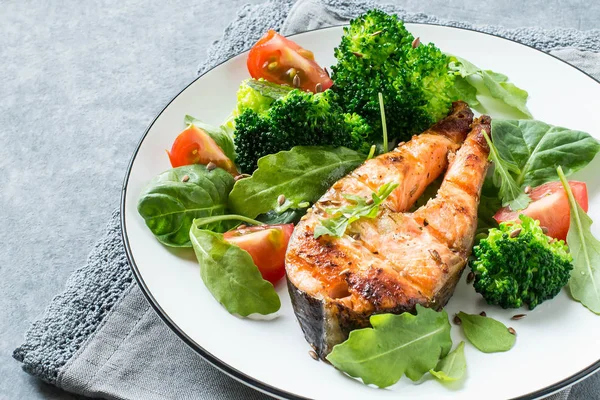 구운된 연어 스테이크와 야채 — 스톡 사진