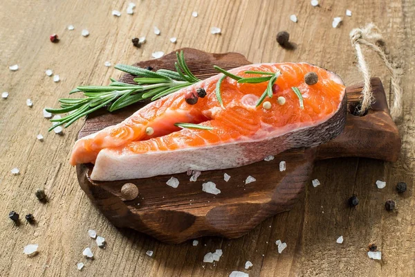 Стейк из сырого свежего лосося и ингредиенты для приготовления пищи — стоковое фото