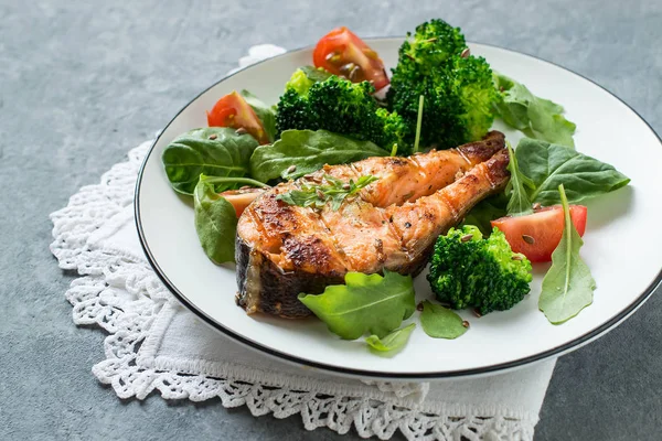 Grilovaný steak z lososa a zelenina — Stock fotografie