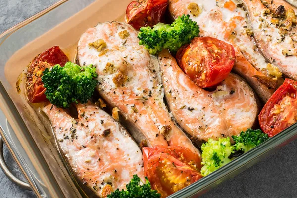 야채와 구운 연어 스테이크 — 스톡 사진