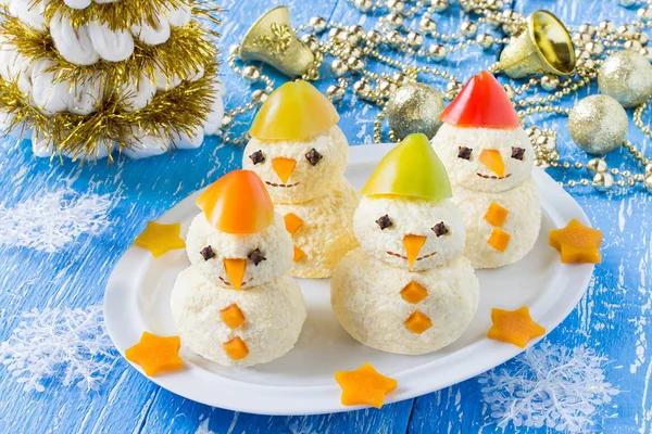 Закуска в виде снеговиков на Рождество — стоковое фото
