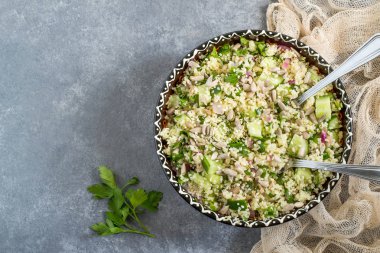 Kuskus, salatalık, maydanoz ve ayçiçeği çekirdeği ile kase 