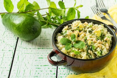 Kuskus, avokado, nane ve fındık ile kase 