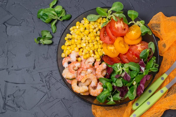 Здоровая миска для обеда с овощами и креветками — стоковое фото