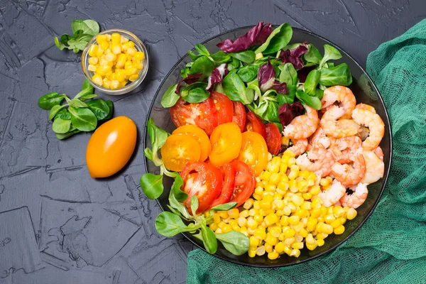 Здоровая миска для обеда с овощами и креветками — стоковое фото