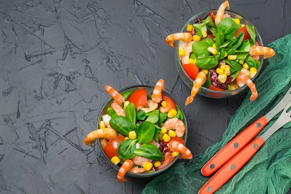 Свежий салат с креветками, помидорами, сладким перцем, кукурузой и салатом — стоковое фото