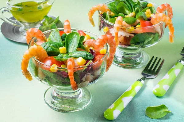 Salade fraîche aux crevettes, tomates, poivron, maïs et lettu — Photo