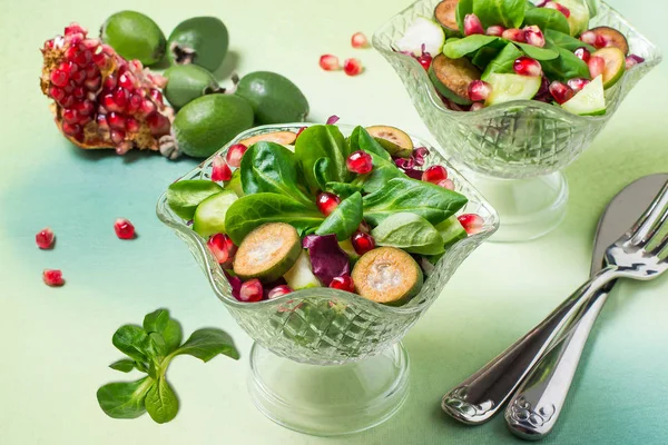 Свежий салат с огурцами, фейхоа, гранатом и листьями салата — стоковое фото