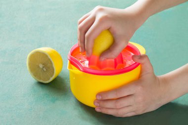 El meyve sıkacağı ile limon suyu sıkmak 