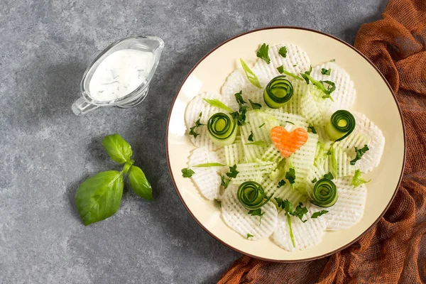 Витаминный салат из дайкона с огурцом и травами — стоковое фото