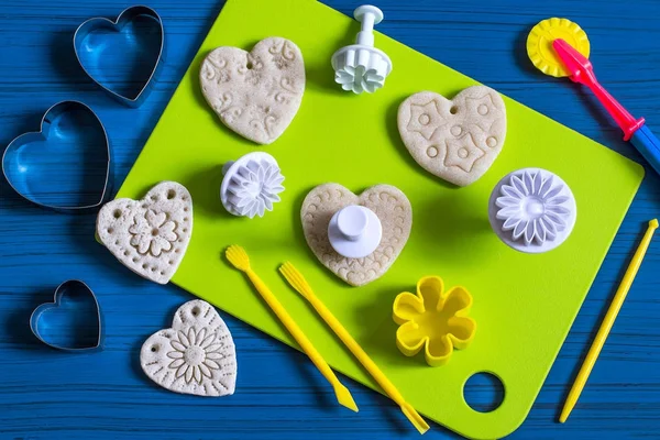 Making souvenirs from salted dough for Valentine's Day. Step 4 — Stock Photo, Image