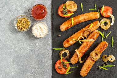 Kızarmış sosis ve sebze kayrak plaka üzerinde 