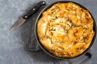 Basit ev yapımı pasta puf böreği peynir ve otlar ile yapılan 