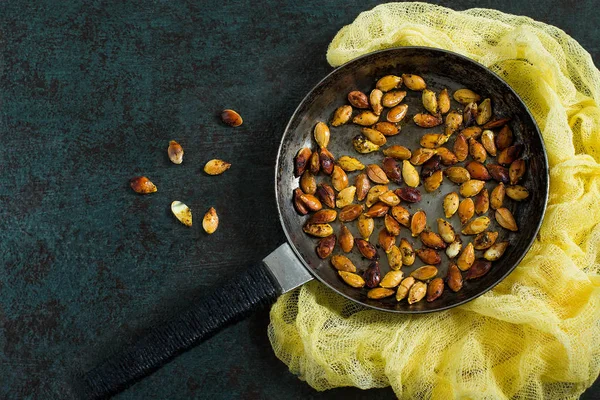 Гарбузове насіння смажене зі спеціями — стокове фото