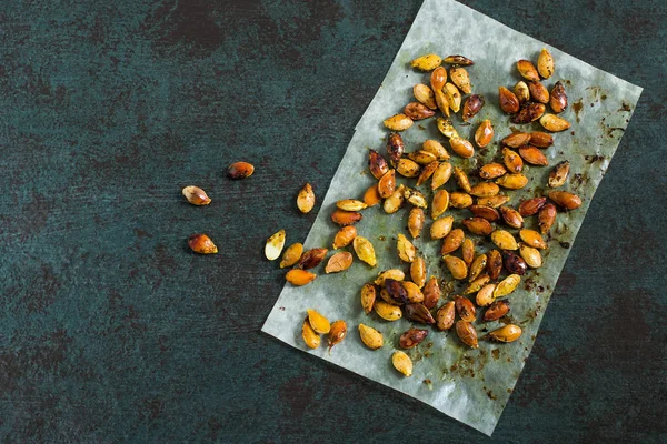 Sementes de abóbora fritas com especiarias — Fotografia de Stock