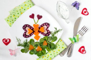 Dekorasyon gıda: Sevgililer günü için sebze salatası 