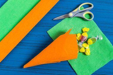 Paskalya tatlı hediye paketi yapmak. Adım 4 