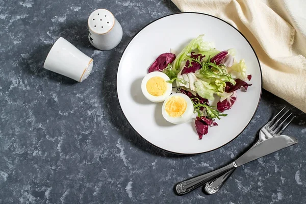 Легкий завтрак Варёные яйца и салат — стоковое фото