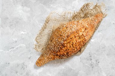 Flaxseeds ile taze pişmiş kepekli ekmek 