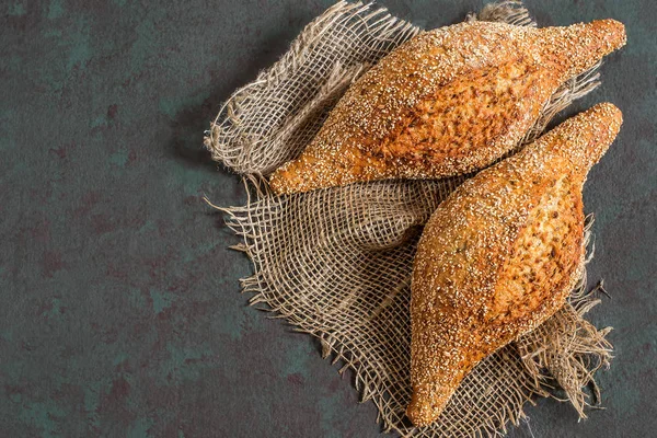 Свіжоспечений цільнозерновий хліб з льоном — стокове фото