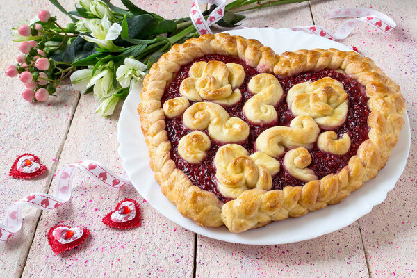 Праздничный торт на День Святого Валентина в форме сердца
 