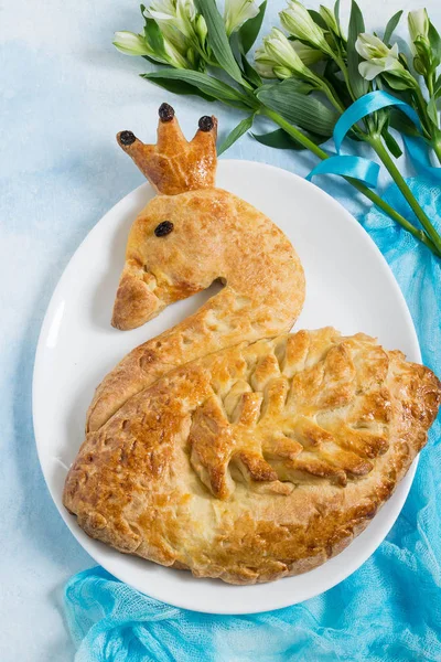 Lievito festivo con formaggio in forma di cigno — Foto Stock