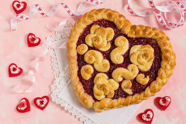 Torta festiva durante il Giorno di San Valentino in forma di cuore — Foto Stock