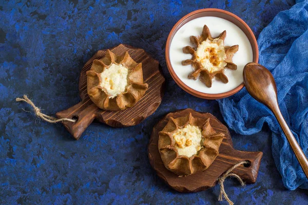 Cozimento tradicional de Karelian, tortas de centeio wickets (kalitki ) — Fotografia de Stock