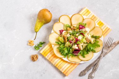 Salatası armut, beyaz peynir, salata karışımı ve ceviz 