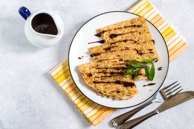 İnce Rus krep çikolata sosu ile 