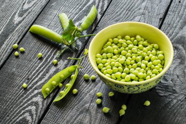 Yeşil bezelye kapta ve dallar bakla 