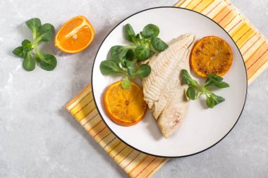 Mandalina ile pişmiş pisi balığı 