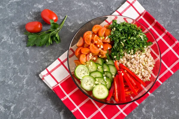 Vasul de prânz vegetarian cu orz de perle și legume — Fotografie, imagine de stoc