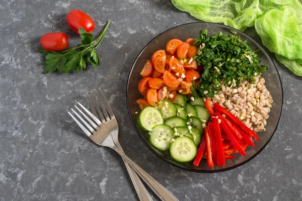 Вегетарианский ланч с перламутровым ячменем и овощами — стоковое фото