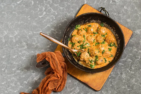 Sabrosas albóndigas caseras en salsa de tomate cremosa —  Fotos de Stock