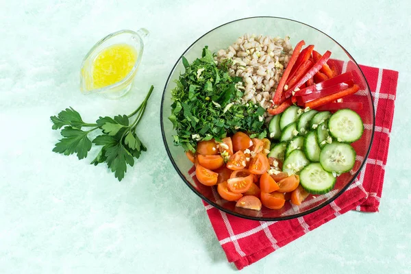 Вегетарианский ланч с перламутровым ячменем и овощами — стоковое фото